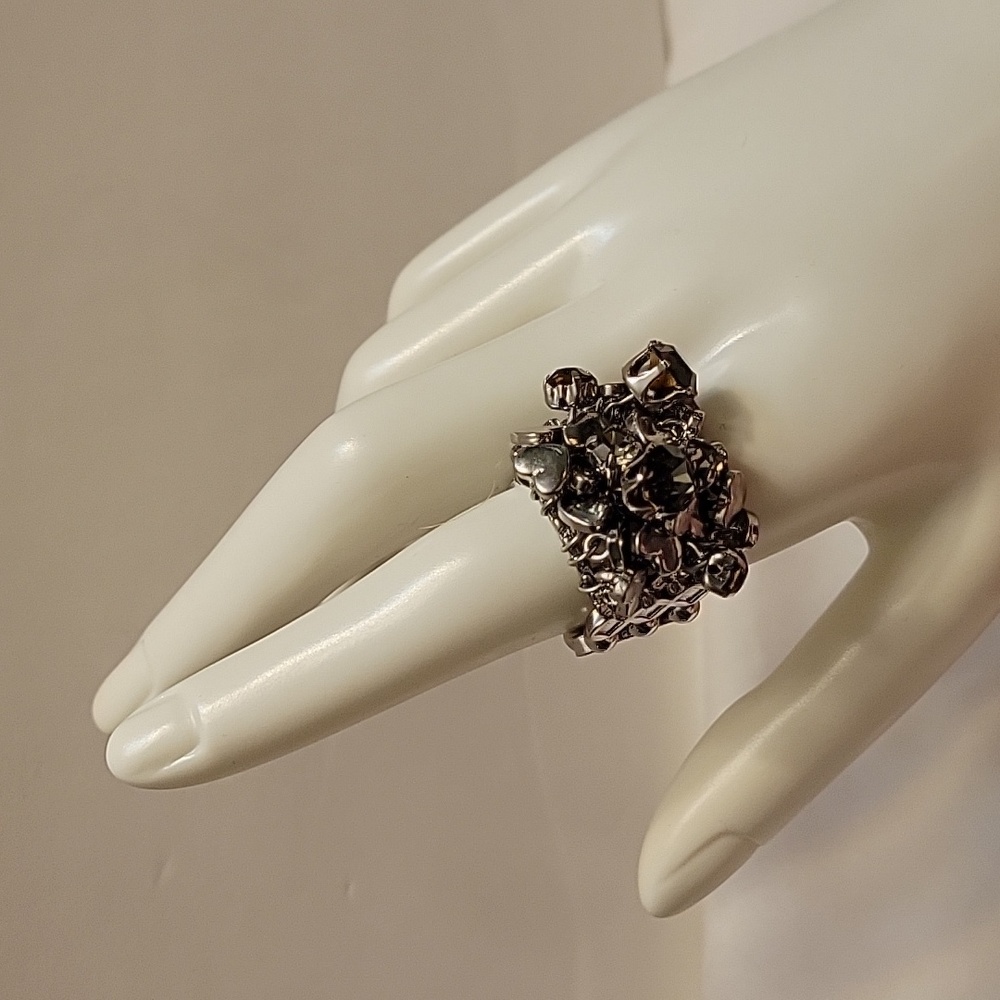 Statement Ring With Stretch Band - Picture 2 of 5